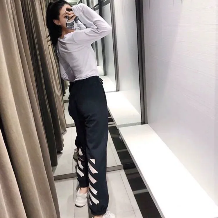 ♻️💯Refer to the model picture for the upper body❤️ The top tested version for spring and autumn OFF WHITE OW patch bronzing tape arrow sweatpants for men and women, the same style pure cotton loose trousers for men and women OW men's and women's loose leg-fitting sports casual pants, with anti-counterfeiting technology on the back, the real over-the-top version OW yellow glue, obvious signature, unique high street style! The stylized design is printed on a classic frame, and a layer of foundation-colored colloid with a graffiti effect is superimposed on the printing. It is visually very consistent with the theme, as if a layer of tape has been pasted, and the design is brilliant! Heavy, tougher and retro, the main elements are heavily engineered, the micro-profile version is suitable for both men and women, surrounded by more street-style inkjet elements, and the inkjet style of street graffiti is everywhere. The printing is done on a Japanese-owned Mimaki printing machine, with no edges or burrs. Inkjet heat transfer is hot-pressed and cold-teared, and the high temperature is 180 degrees. The front piece needs to be pressed twice (the second time requires 180kg of air pressure). The transparent fabric pattern is anti-scratch and ironing, and the printing does not fog up. The semi-transparent tape in the front circle can reveal the covered part of the printing below. The color of the golden printing on the tape is not a flat color, and the colors of the tape printing are different in depth. The wash label is also customized according to the original font from the company. The accessories still use the full line of correct accessories. The rectangular woven collar label design has canceled the previous three-dimensional silicone feel font and changed it to a fully woven collar label. You can see fluorescent fonts on the collar label. The five-link silicone hang tag, the three-link washable label and the zebra crossing packaging line are still the same. Size chart Hips 56, recommended 120-150 catties M pants length 104 waist 80 hips 58 recommended 150-170 catties L pants length 106 waist 82 hips 60 recommended 170-190 catties (the waist is elastic and can be enlarged) Color: Black White P: 360